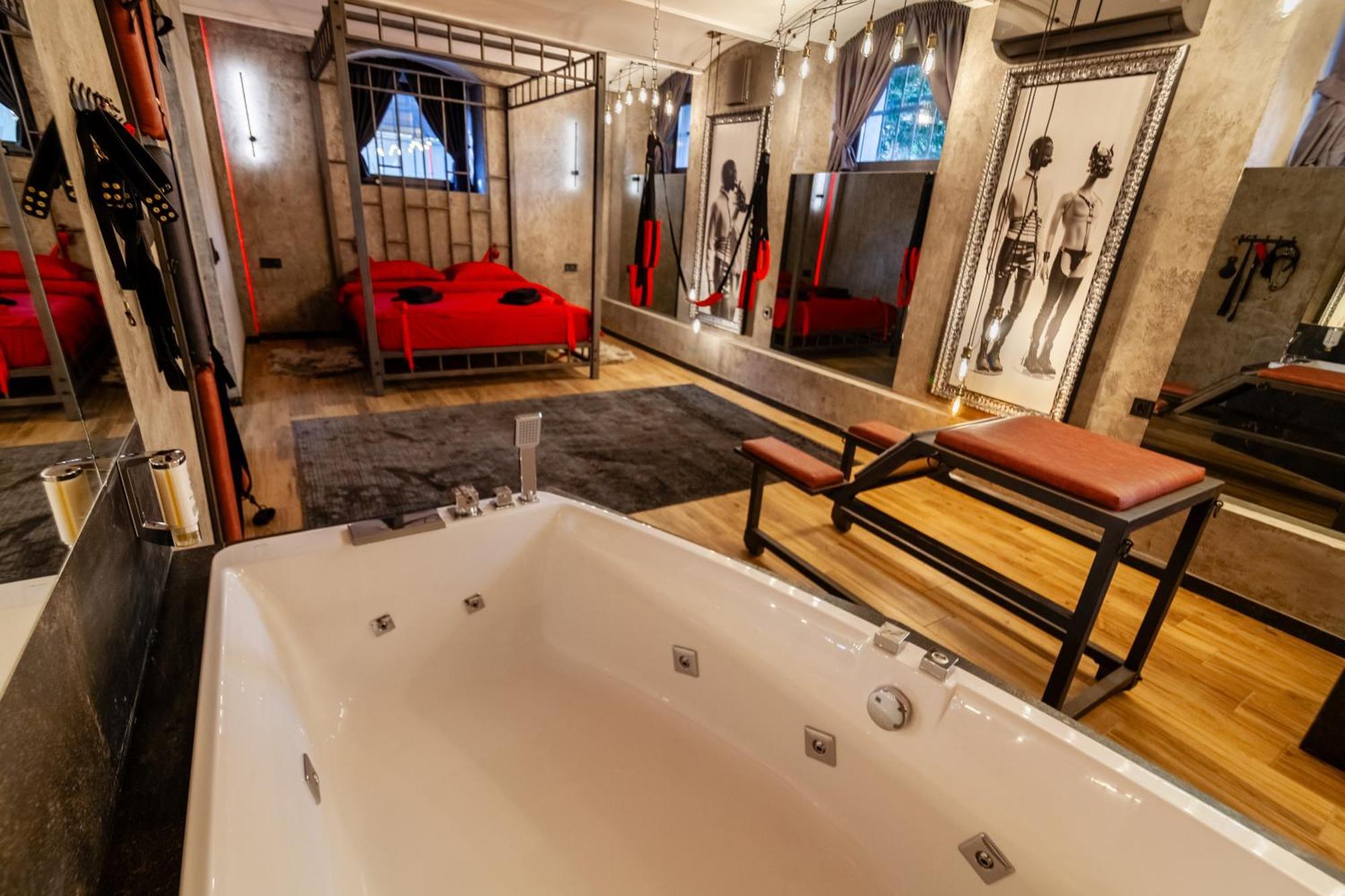 Royal Hot Jucuzzi Apartment Lviv Eksteriør billede