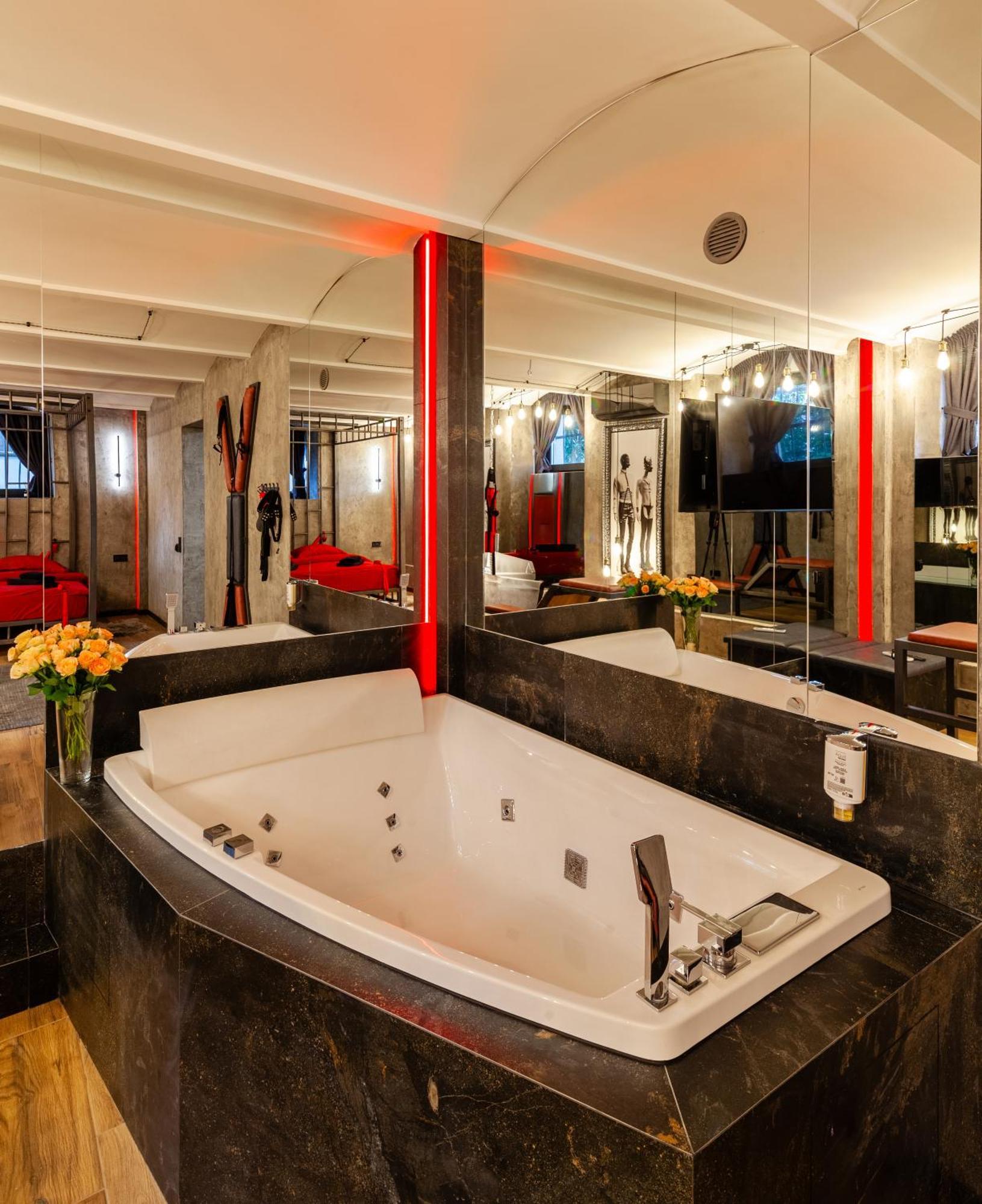 Royal Hot Jucuzzi Apartment Lviv Eksteriør billede